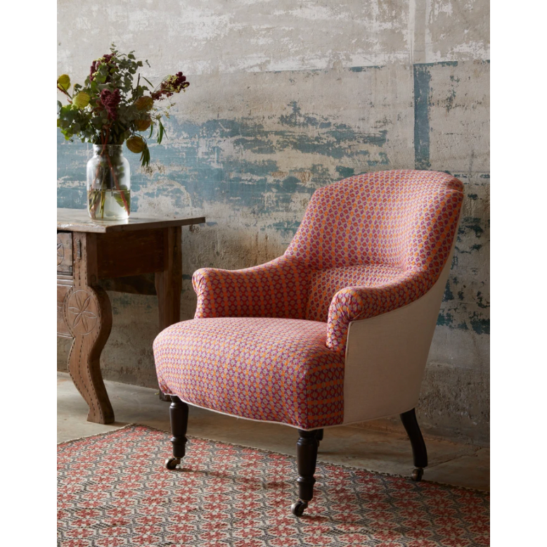 Featuring JD Tulip Chair by Cisco Brothers at Amethyst Home. Extreme comfort and style is found in this JD Tulip Chair by Cisco Home. We'd love to see a pair of these snuggled next to your fireplace, office, or other space!
Overall: 30"w x 32"d x 33"hSitting Space: 20"w x 20"dSeat Height: 17"hArm Height: 21"hWeight: 47lbs. Amethyst Home provides interior design, new home construction design consulting, vintage area rugs, and lighting in the Park City metro area.