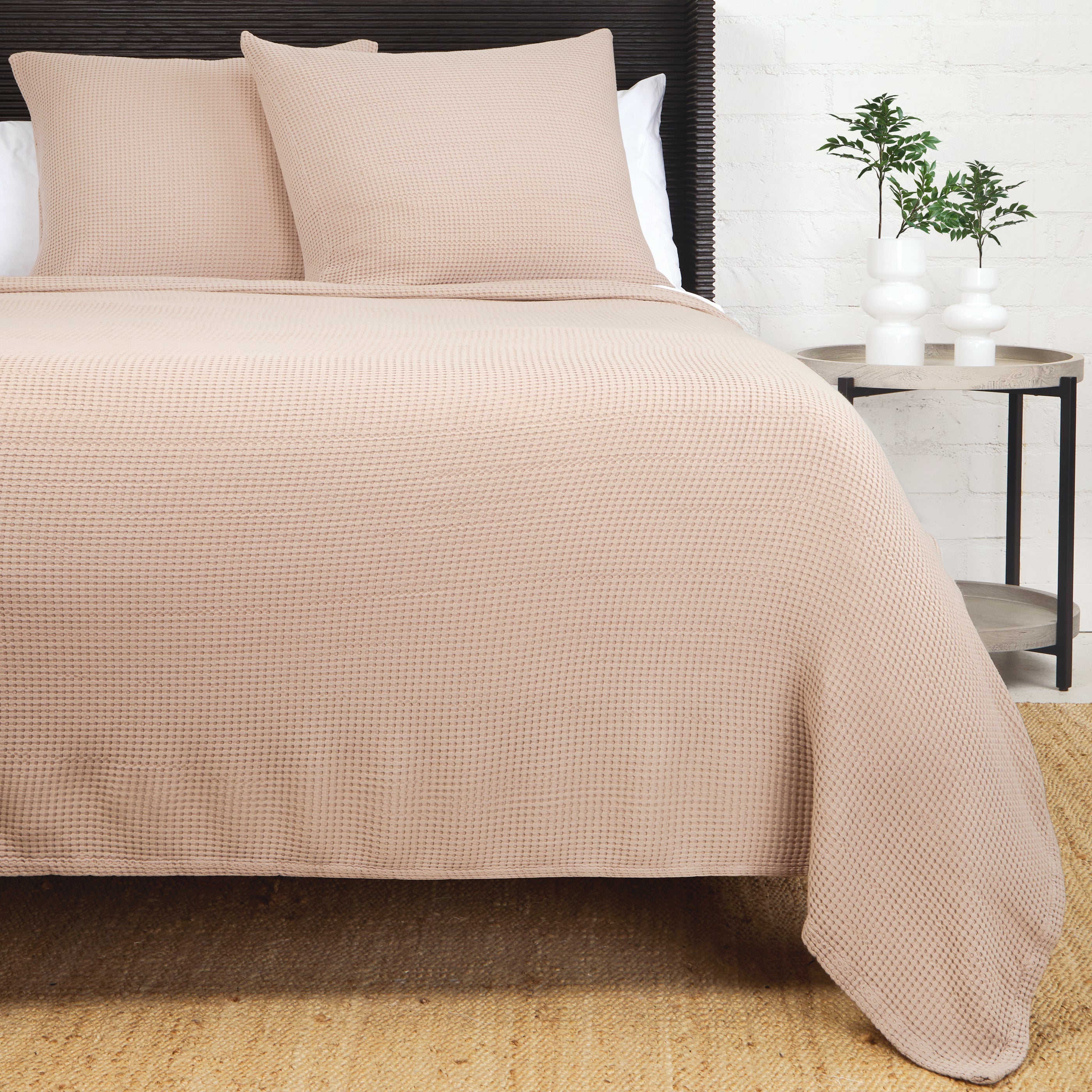 <p>Balboa Bamboo Waffle Blanket – Lightweight Comfort and Timeless StyleThis luxury waffle blanket complements any bedding aesthetic, transforming your room into a serene retreat. Made of 100% rayon sourced from bamboo, it offers natural temperature-regulating and moisture-wicking properties ideal for every season. Amethyst Home provides interior design, new construction, custom furniture, and area rugs in the Park City metro area
