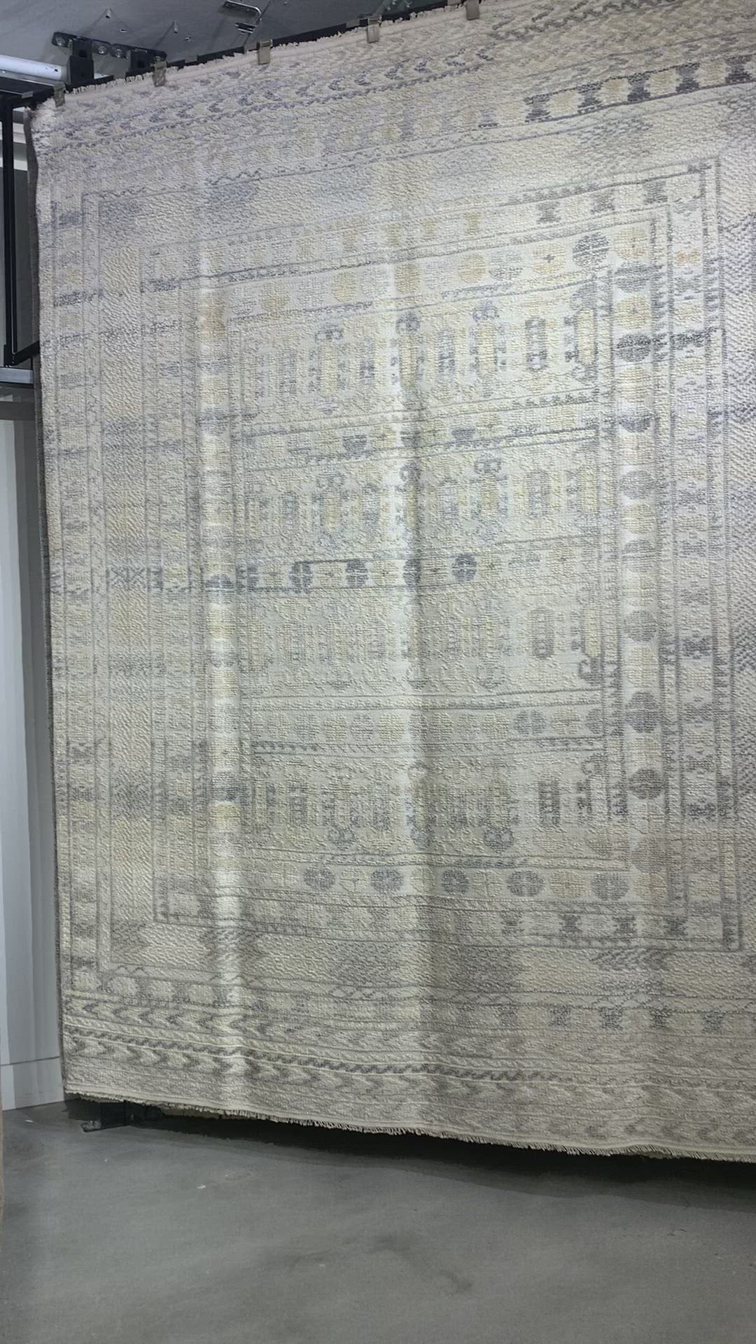 Load video: Idris Ivory/Taupe Hand-Knotted Rug