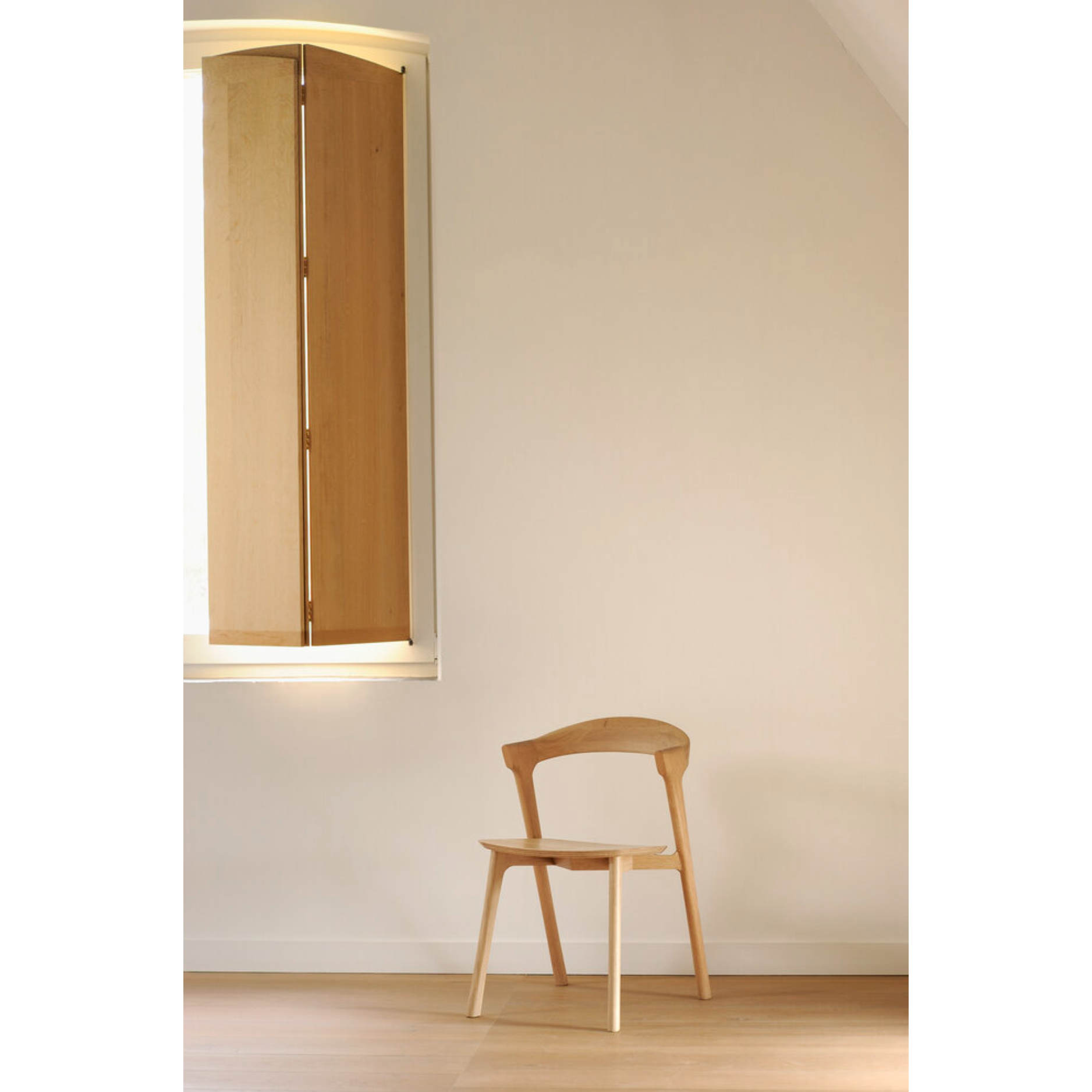 This Oak Bok Dining Chair features an airy shape with rock-solid construction, making this piece a timeless and remarkable design to enjoy for years to come. Pair with a dining table or stand-alone against a wall, hallway, or end of the bed! Designed by Alain can Havre Dimensions: 20"w x 21.5"d x 30"h Weight: 20 lbs Seat Height: 18" Material: Oak, 100% solid wood Finish: Oiled